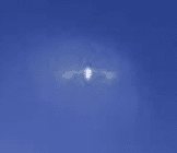 Ett pleiadian 7D UFO i närbild med blå kvällhimmel i bakgrunden