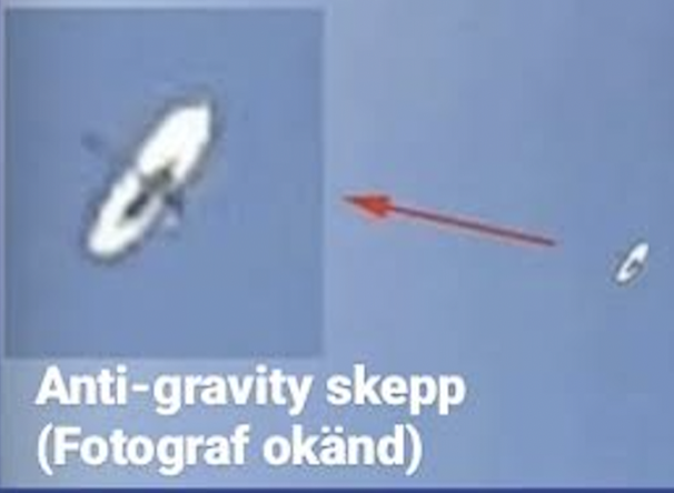 Närbild av ett Pleiadian skepp i silver med klarblå himmel