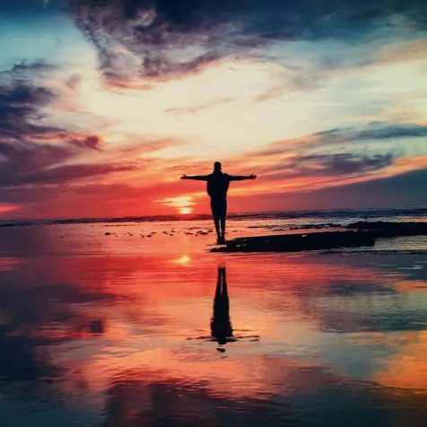 Man i solnedgång som är fri nu, en symbol av att bli helad från autoimmuna sjukdomar.